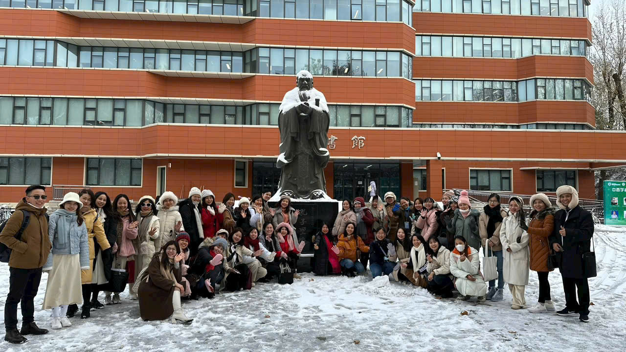 TS. Nguyễn Thị Thủy cùng Đoàn công tác giao lưu, hợp tác với Đại học Bắc Kinh, Trung Quốc.