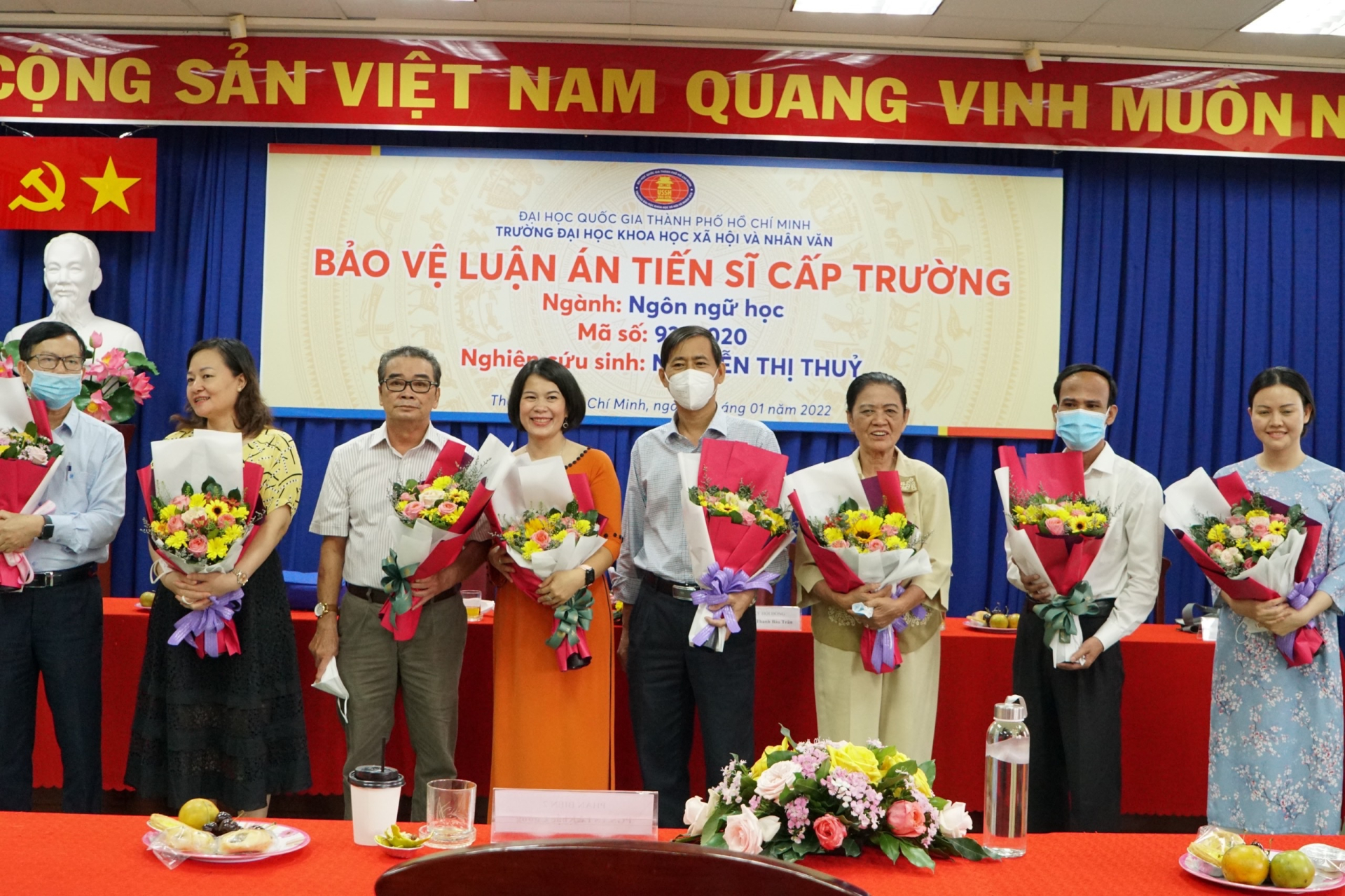 NCS Nguyễn Thị Thủy bảo vệ thành công luận án Tiến sĩ (thứ tư từ trái sang).