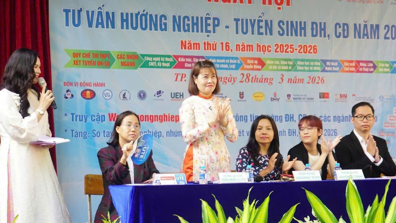 Đại diện ban tư vấn hướng nghiệp của HCT