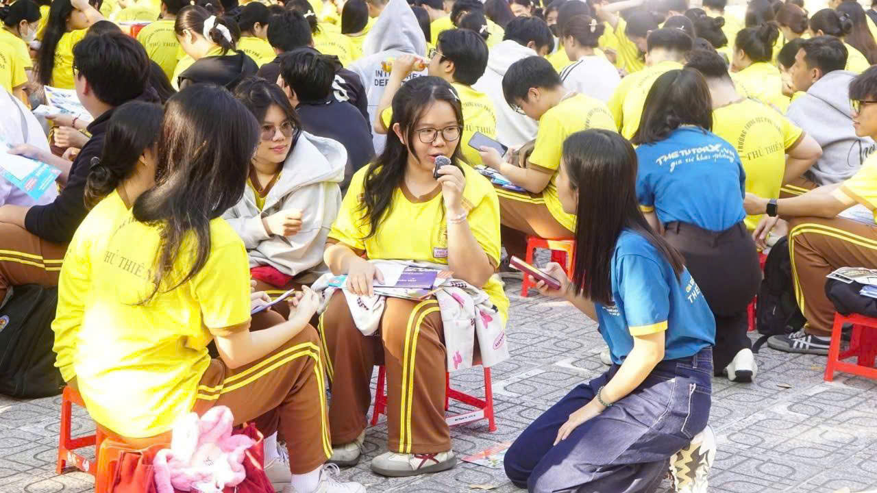 Các em học sinh đặt câu hỏi cho ban tư vấn tuyển sinh