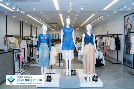 Người học có thể trở thành nhà Thiết kế thời trang hoặc Kinh doanh quản lý thời trang.
