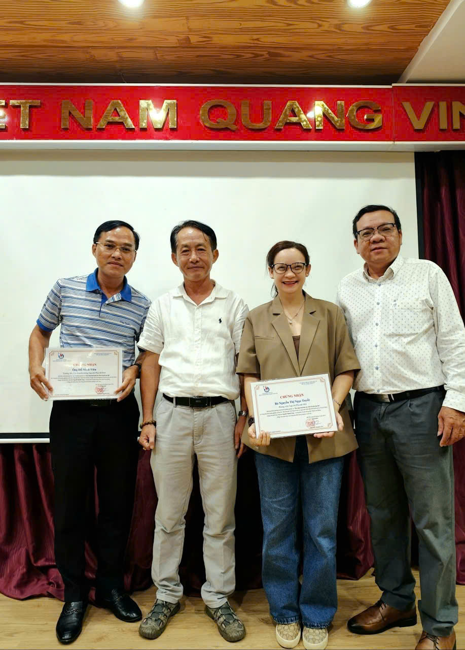 Hai phóng viên của Tạp chí Phụ nữ Mới được ông Trần Thanh Hải, Trưởng phòng Phụ trách đào tạo phía Nam và nhà báo Nguyễn Thanh Tùng trao chứng nhận.