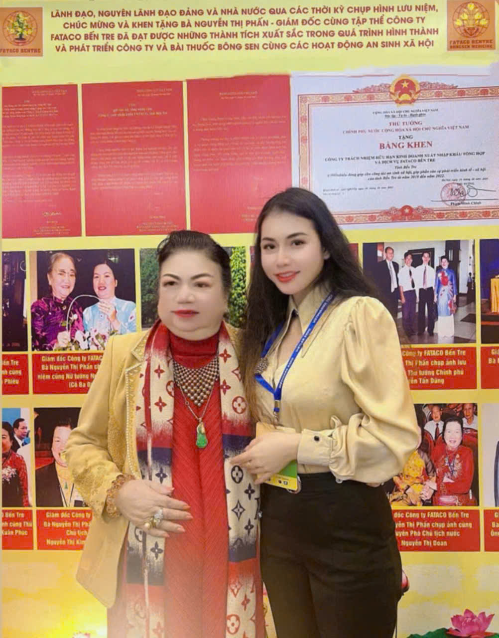 Doanh nhân Nguyễn Thị Phấn và Nguyễn Hoàng Vân tại không gian trưng bày thành tựu của FATACO Bến Tre – nơi lưu giữ hành trình hơn 35 năm bền bỉ vì sức khỏe cộng đồng.
