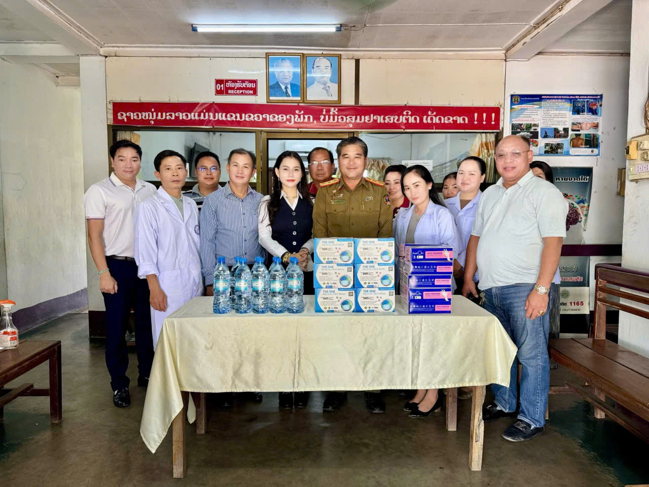   Nguyễn Hoàng Vân cùng đoàn chuyên gia, bác sĩ trao tặng thuốc Bông Sen cắt cơn cai nghiện ma túy cho Trung tâm cai nghiện của nước CHDCND Lào, góp phần lan tỏa tinh thần nhân ái và giá trị y dược Việt Nam ra cộng đồng quốc tế.  