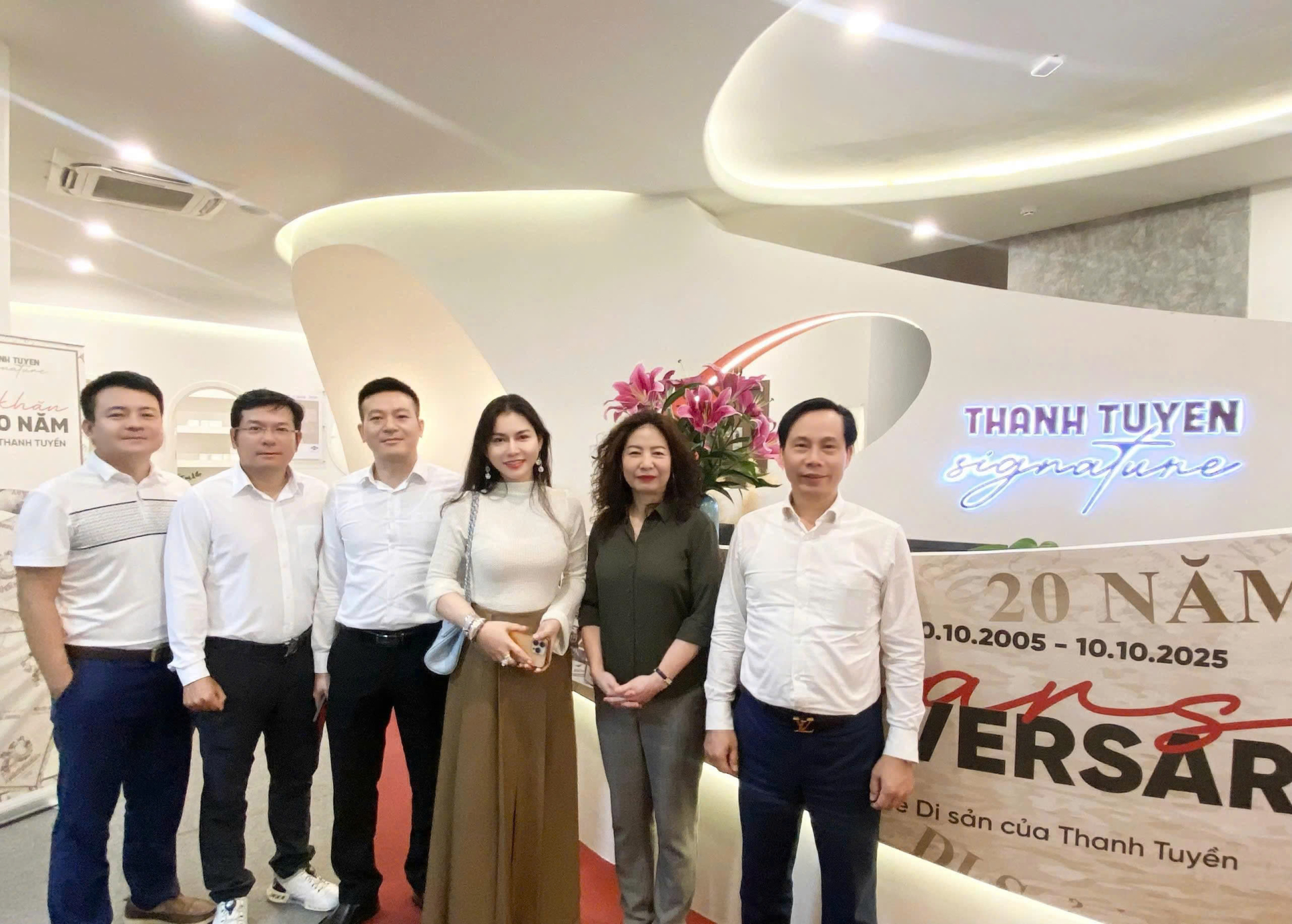   Nguyễn Hoàng Vân cùng đội ngũ bác sĩ và chuyên gia tại Thanh Tuyền Signature – thương hiệu chăm sóc sắc đẹp và sức khỏe với hơn 20 năm phát triển.  