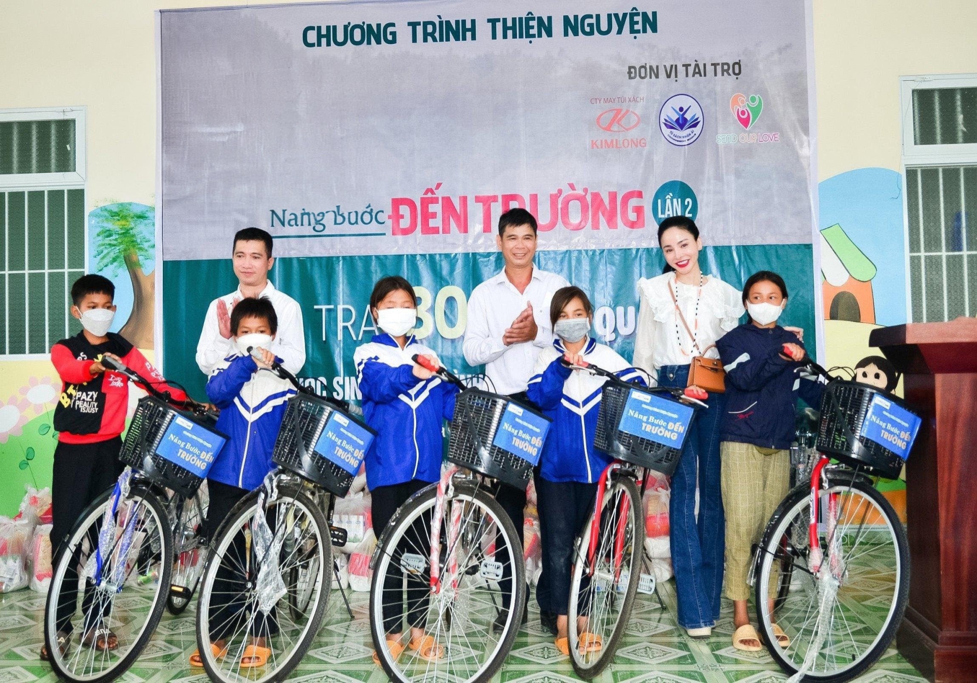 Tặng xe đạp cho các em học sinh tiểu học xã Đạ Rsal, huyện Đam Rông, tỉnh Lâm Đồng cũ.