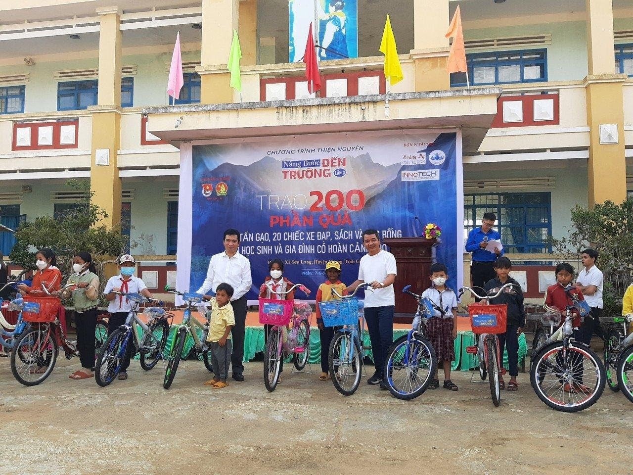Ông Phạm Việt Quang (phía trái) - Trưởng Đoàn thiện nguyện cùng mạnh thường quân trao xe đạp cho em Trường tiểu học xã Sơn Lang, huyện Kbang, tỉnh Gia Lai cũ.