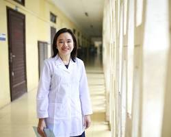 PGS.TS.NCVCC Hà Phương Thư thực hiện các thao tác phân tích cấu trúc vật liệu y sinh tại phòng thí nghiệm.