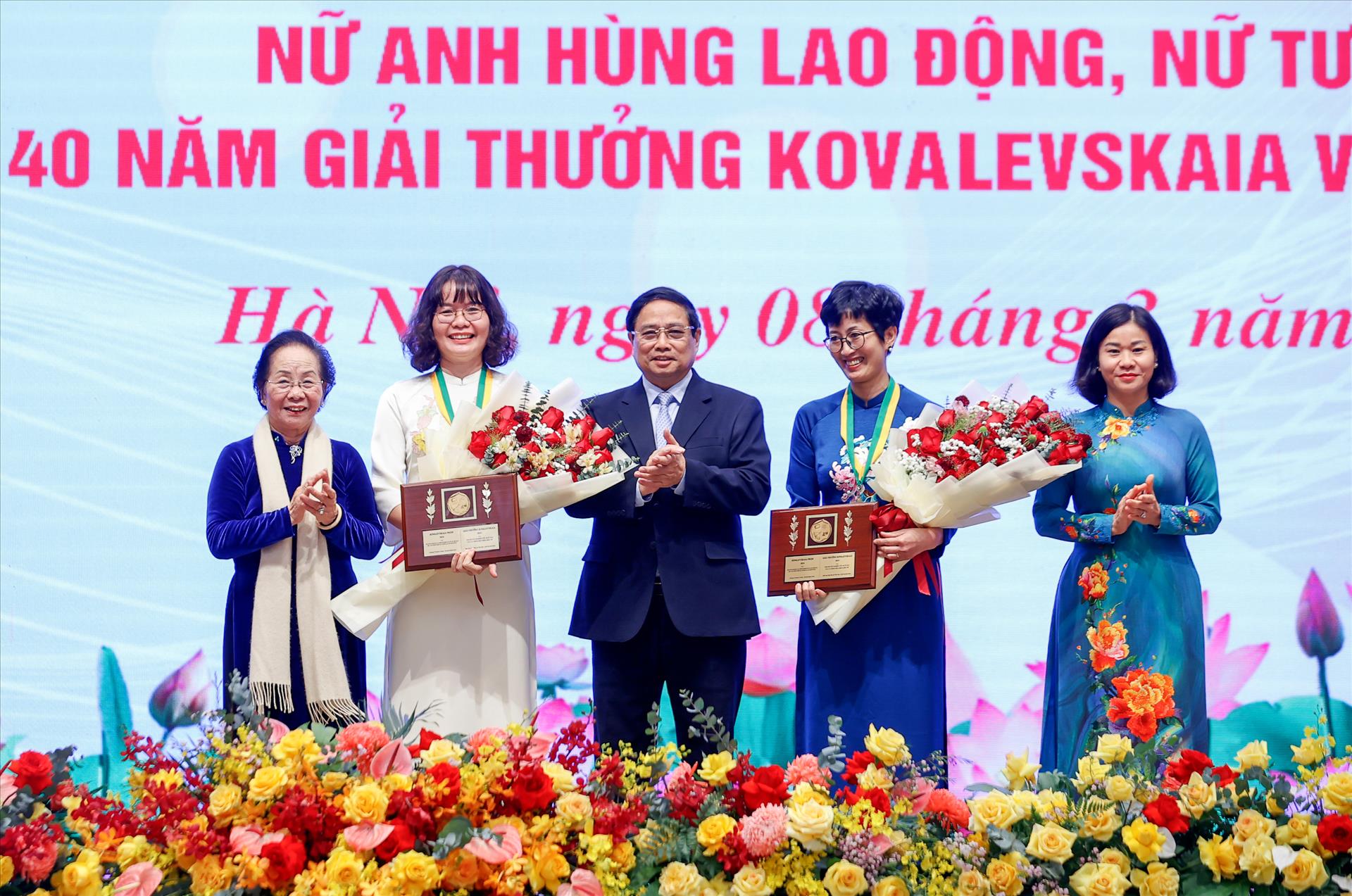 PGS.TS Đặng Thị Mỹ Dung (thứ 2 từ trái qua) nhận Giải thưởng Kovalevskaia năm 2024, một giải thưởng uy tín, vinh danh cấp quốc gia dành chocác nhà khoa học nữ xuất sắc tại Việt Nam. Ảnh Tư liệu NVCC