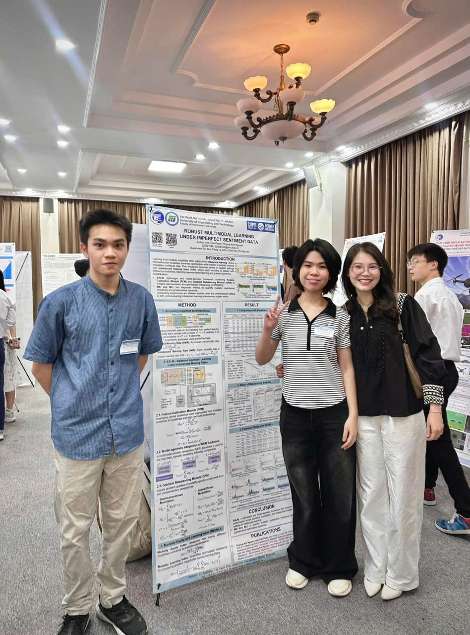 Sinh viên Nguyễn Phương Anh và Phạm Anh Tiến chụp ảnh cùng giảng viên hướng dẫn ThS. Nguyễn Thị Cẩm Vân (ngoài cùng, bên phải ảnh) tại hội nghị Sinh viên nghiên cứu khoa học cấp Trường. Nguồn : uet.vnu.edu.vn