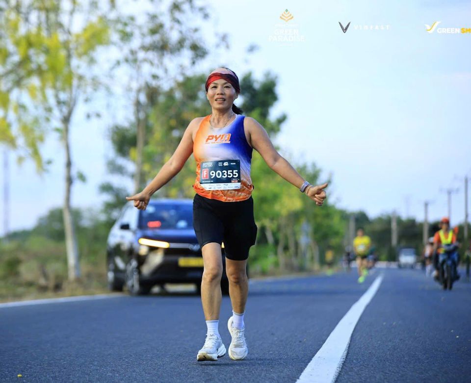 Chị Nguyễn Thị Thùy Luynh giành vị trí top 2 cự ly 42km hạng mục dành cho lứa tuổi 60