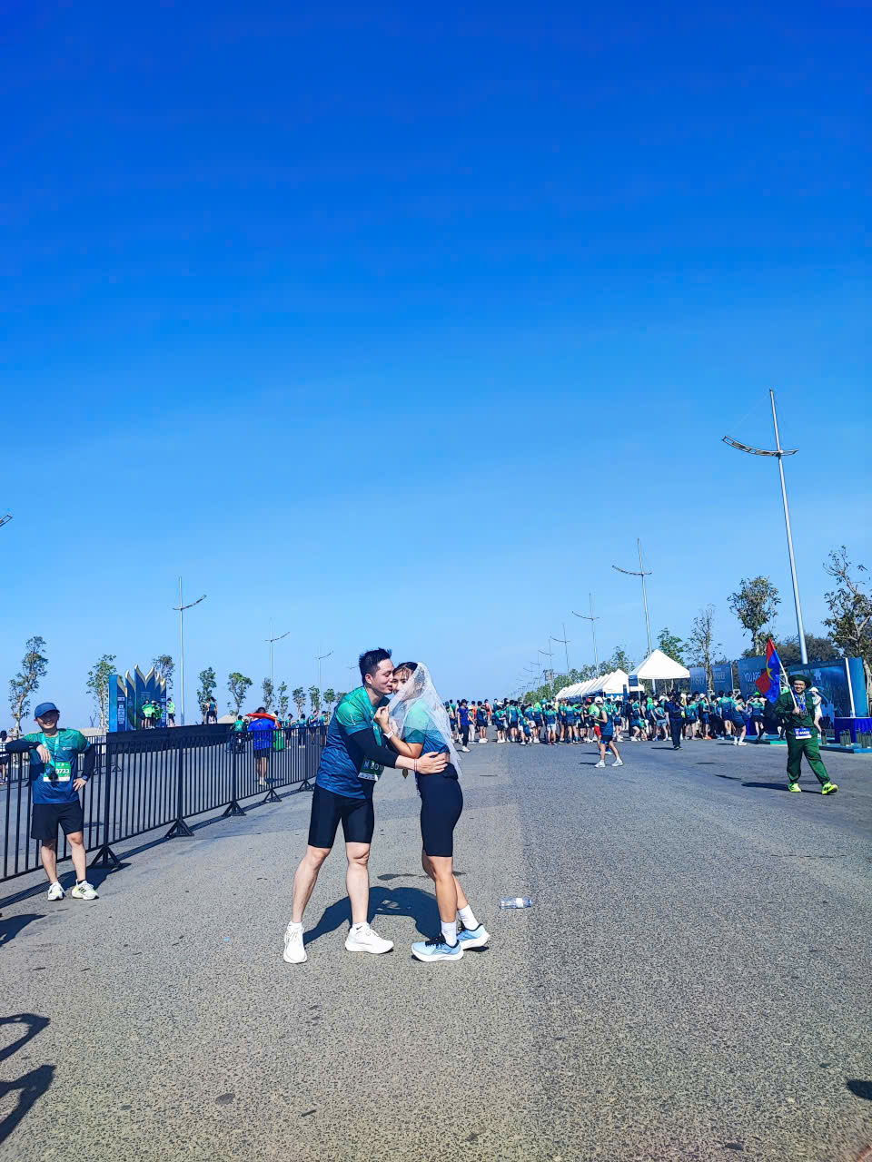Vợ chồng anh Đào Văn Chính kỷ niệm 10 năm ngày cưới tại VnExpress Marathon Green Paradise