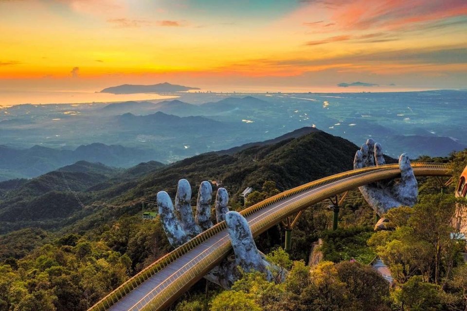 Công ty Cổ phần Tập đoàn Mặt Trời (SHD) đóng vai trò là doanh nghiệp hạt nhân, kết nối các lĩnh vực từ du lịch nghỉ dưỡng, vui chơi giải trí đến hạ tầng và hàng không trong hệ sinh thái Sun Group
