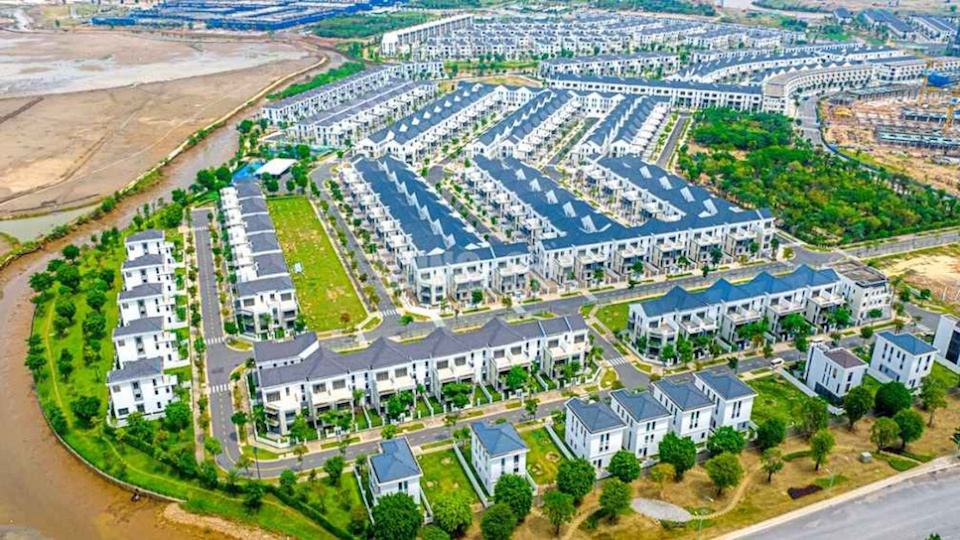 Khách hàng tại Aqua City đón tin vui khi những đợt sổ hồng đầu tiên dự kiến sẽ được trao tay từ tháng 6/2026. Ảnh: NVL
