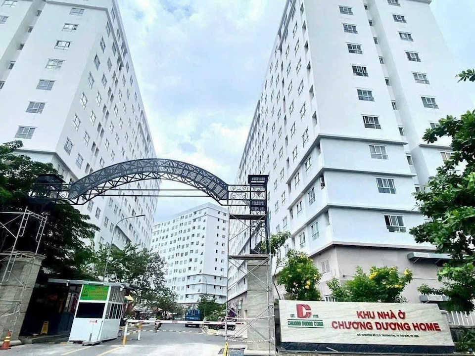 Chung cư Chương Dương Home (phường Thủ Đức, TP.HCM), nơi vừa xảy ra vụ trộm hi hữu khi toàn bộ hệ thống cáp chống sét của 5 block nhà cao 12 tầng bị cắt sạch ngay đầu mùa mưa. Ảnh: NDCC