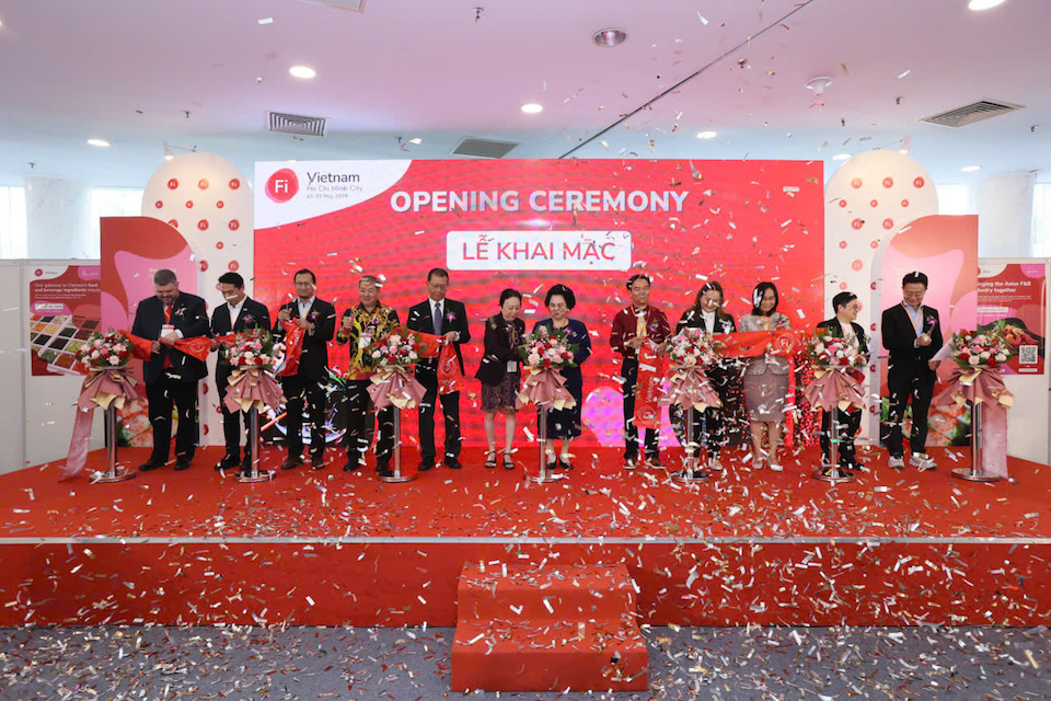 Các đại biểu thực hiện nghi thức cắt băng khai mạc, chính thức mở cửa triển lãm chuyên ngành nguyên liệu, hương liệu và phụ gia thực phẩm lớn nhất khu vực ASEAN