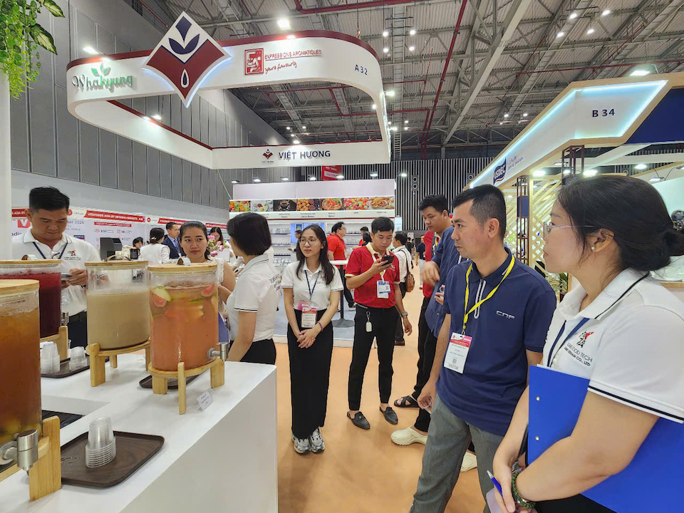 Khách tham quan tìm hiểu danh mục sản phẩm đa dạng từ nguyên liệu tự nhiên, phụ gia thực phẩm đến các giải pháp công nghệ chế biến hiện đại