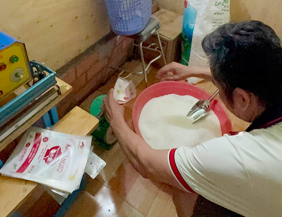 Cận cảnh các gói bột ngọt thành phẩm giả nhãn hiệu Ajinomoto được nhóm đối tượng sang chiết từ nguyên liệu trôi nổi để đưa ra thị trường tiêu thụ. Ảnh: Công an TP.HCM