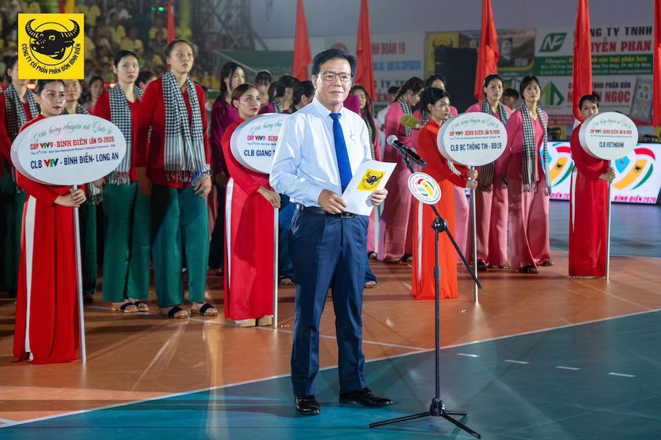Ông Ngô Văn Đông – Tổng Giám đốc Công ty CP Phân bón Bình Điền phát biểu tại Lễ Khai mạc Giải bóng chuyền nữ Quốc tế Cúp VTV9 – Bình Điền lần thứ 15 năm 2026