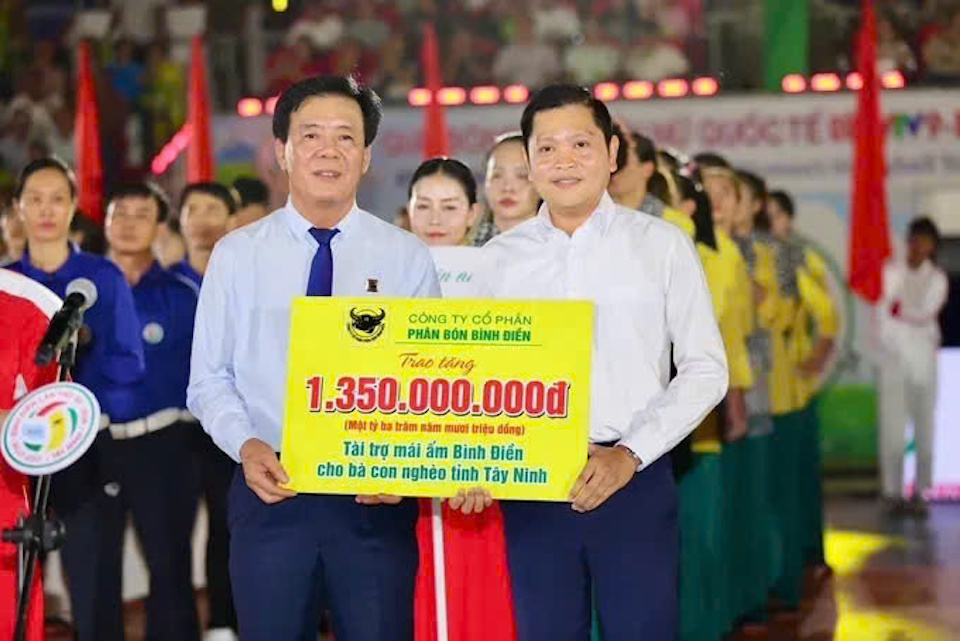 Ông Ngô Văn Đông – Tổng Giám đốc Công ty CP Phân bón Bình Điền trao bảng tài trợ xây dựng 15 căn nhà