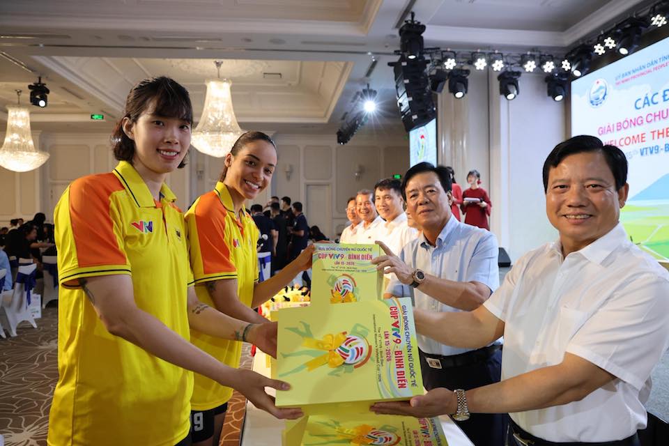 Ban tổ chức Giải bóng chuyền nữ Quốc tế Cúp VTV9 – Bình Điền trao tặng những món quà lưu niệm và linh vật Giải đấu cho các VĐV tham gia Giải đấu 2026