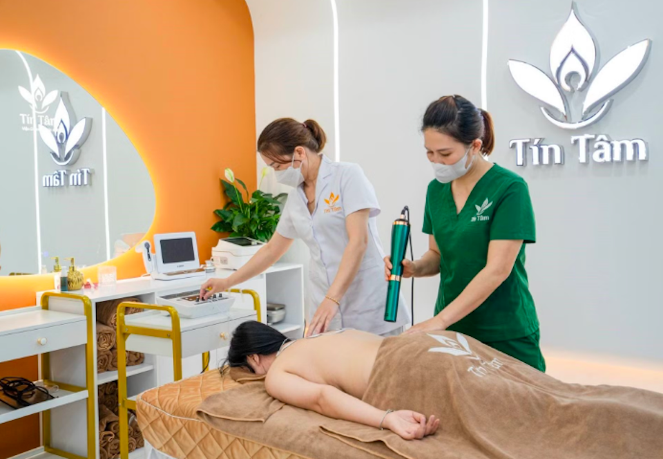 Hộ kinh doanh Trị liệu Tín Tâm không chỉ bị phạt 80 triệu đồng mà còn buộc phải tháo gỡ, xóa quảng cáo dịch vụ trái phép. Ảnh: Trị liệu Tín Tâm