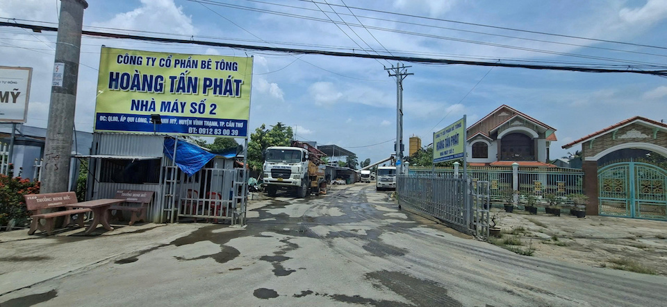 Nhà máy bê tông Hoàng Tấn Phát tại QL80, ấp Qui Long, xã Vĩnh Thạnh, TP. Cần Thơ, nơi người dân phản ánh dấu hiệu nước thải chảy ra kênh công cộng, hoạt động xuyên đêm gây tiếng ồn và nguy cơ mất an toàn giao thông.