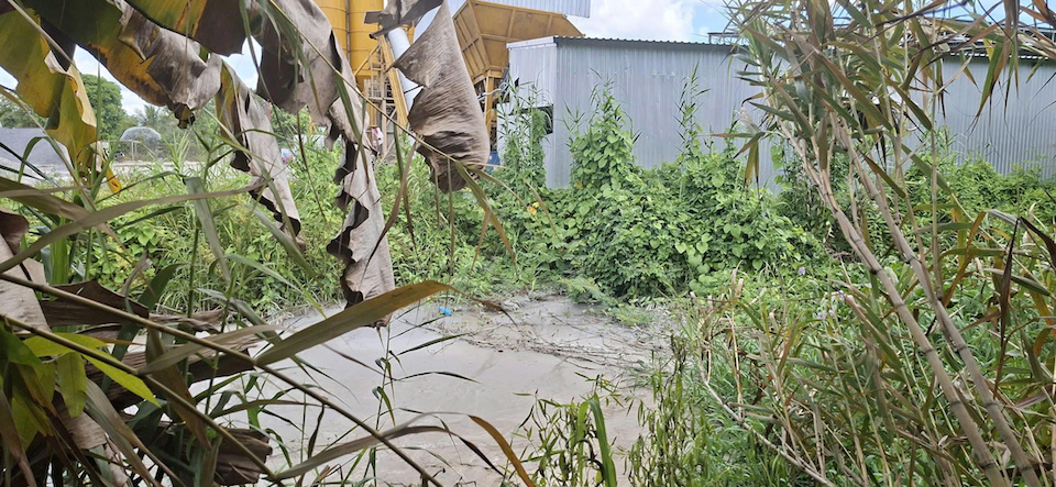Hình ảnh gần hơn của mảng chất đông cứng dưới lòng kênh nghi hình thành từ bê tông thải.
