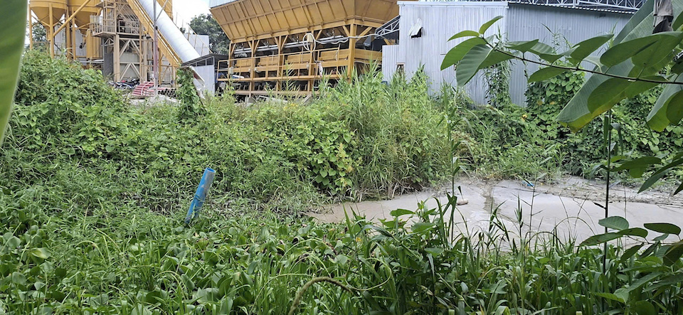 Nước thải dấu hiệu chứa bê tông tươi chảy ra kênh công cộng, nguy cơ ô nhiễm môi trường nước và hệ sinh thái thủy sinh khu vực.