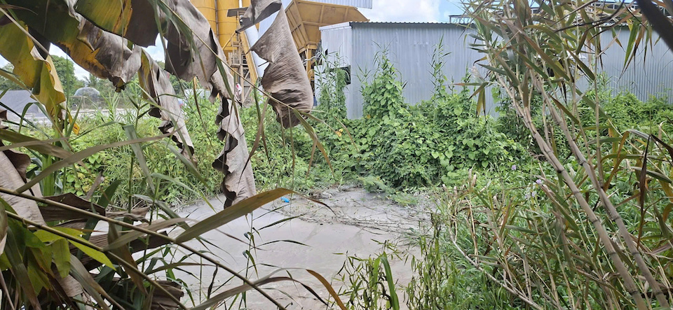 Dấu hiệu bê tông tươi thải lâu ngày đông cứng dưới lòng kênh.