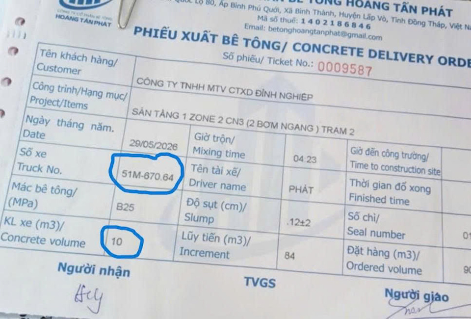 Phiếu xuất kho thể hiện xe Hoàng Tấn Phát biển số 51M-67064 chở 10 m3 bê tông tươi, tương đương khoảng 24 tấn.