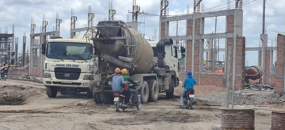 Xe bê tông Hoàng Tấn Phát hoạt động tại ấp Vĩnh Qui.