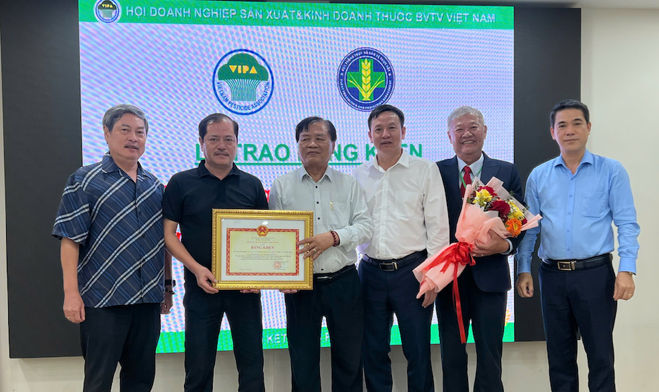 Cục trưởng Huỳnh Tấn Đạt trao Bằng khen của Bộ trưởng cho đại diện tập thể VIPA. Ảnh: Quang Minh