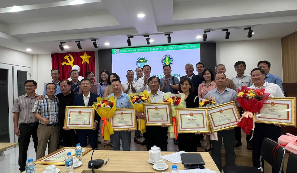 Các cá nhân và tập thể VIPA nhận Bằng khen chụp ảnh lưu niệm tại buổi lễ. Ảnh: Quang Minh