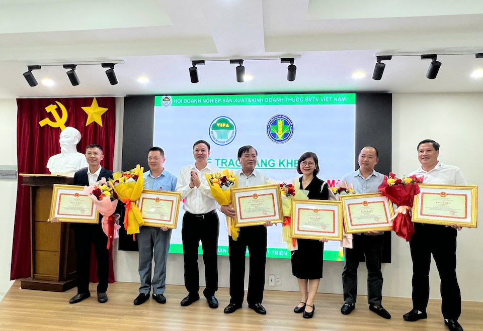 Cục trưởng Huỳnh Tấn Đạt trao Bằng khen cấp Bộ cho các cá nhân xuất sắc thuộc VIPA. Ảnh: Quang Minh