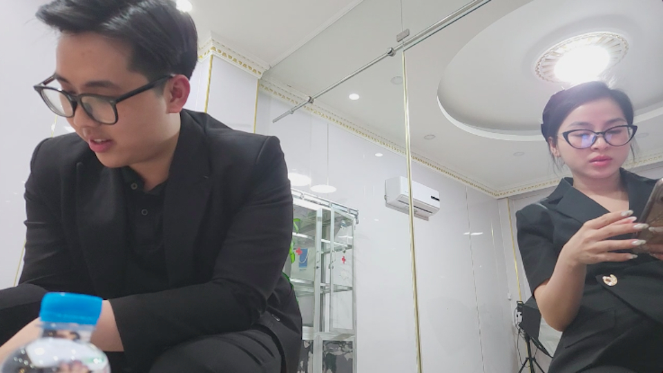 Hai nhân viên của Haberi đang tư vấn nhiều dịch vụ y tế chuyên sâu cho khách hàng. Ảnh cắt từ clip