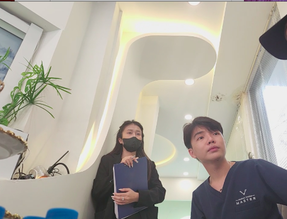 Nhân viên Master Vũ Vương đang tư vấn khách hàng thực hiện các ca đại phẫu có gây mê như nâng mũi, hút mỡ mặt. Ảnh cắt từ clip