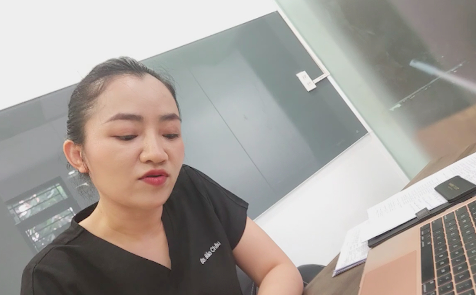 Bác sĩ Phan Bảo Châu đang thực hiện thăm khám và chỉ định các liệu trình xâm lấn như: phi kim meso tiêm filler, botox cho khách hàng. Ảnh cắt từ clip