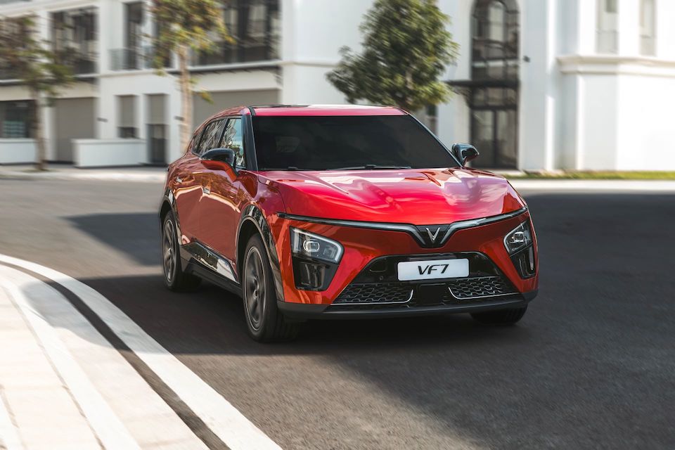 VinFast VF 7 Eco là “món hời” người dùng khó bỏ qua trong tháng 6