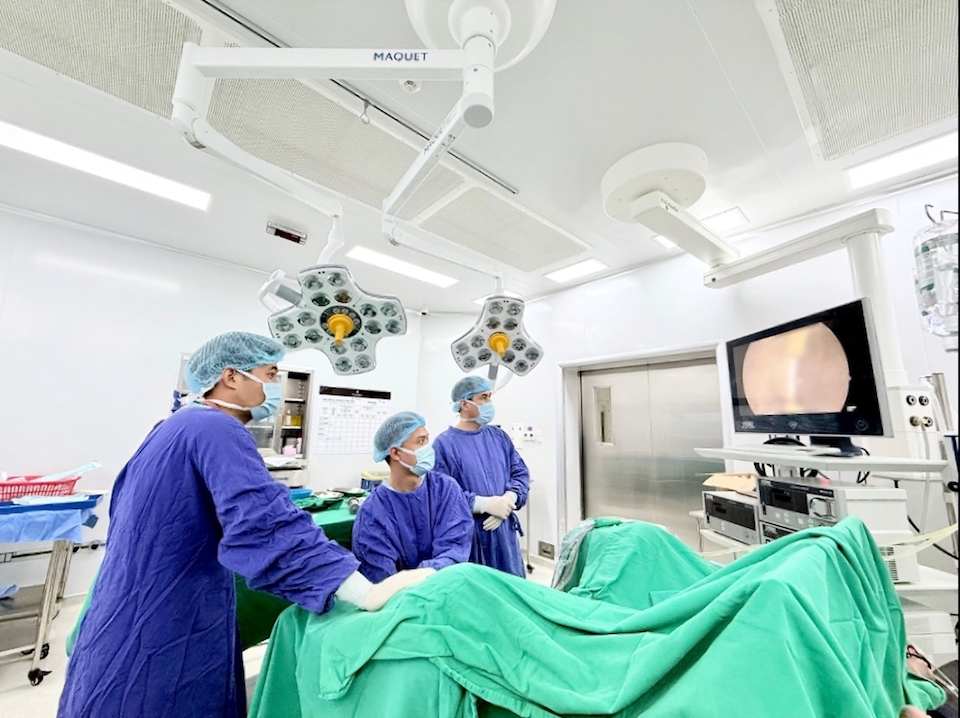 Ê-kíp bác sĩ Bệnh viện Đa khoa Vinmec Hạ Long thực hiện ca phẫu thuật nội soi cắt khối tăng sinh qua niệu đạo bằng dao điện lưỡng cực.