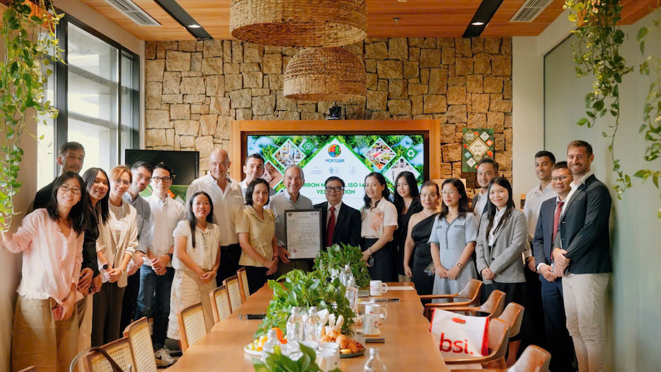 Đại diện Ban lãnh đạo Annam Group và Viện Tiêu chuẩn Anh (BSI) cùng chụp ảnh lưu niệm, đánh dấu cột mốc Montclair chính thức trở thành đơn vị thực phẩm tiên phong tại Việt Nam đạt chứng nhận Trung hòa Carbon ISO 14068-1:2023. Ảnh: BTC