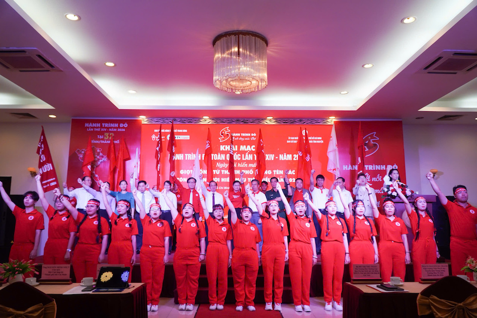 Toàn cảnh không khí sôi động và rực rỡ sắc đỏ tại Lễ khai mạc toàn quốc Hành Trình Đỏ lần thứ XIV diễn ra sáng 11/6 tại TP.HCM. Ảnh: BTC