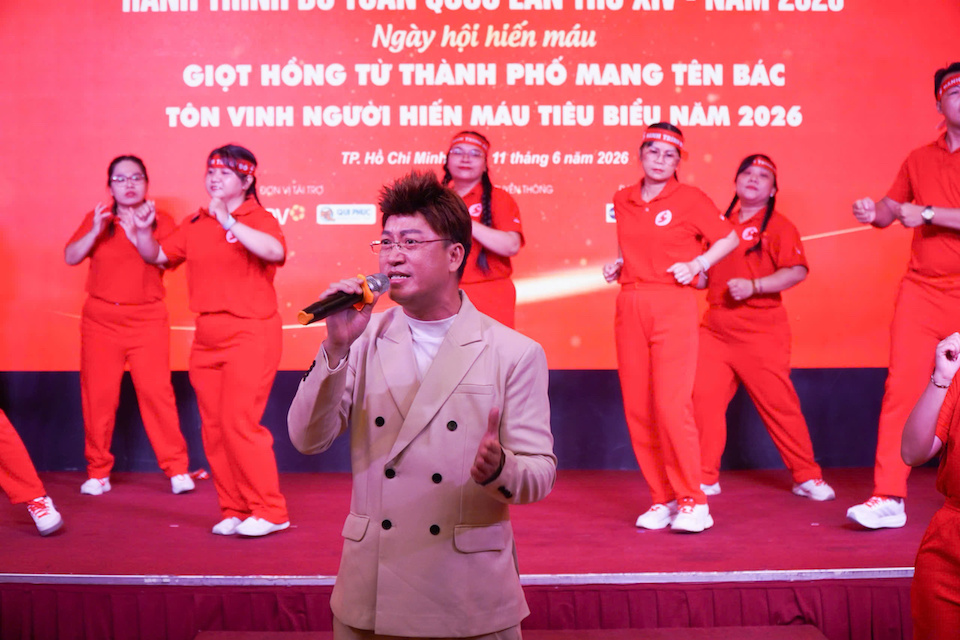 Nhạc sĩ, ca sĩ Sỹ Luân trình bày ca khúc