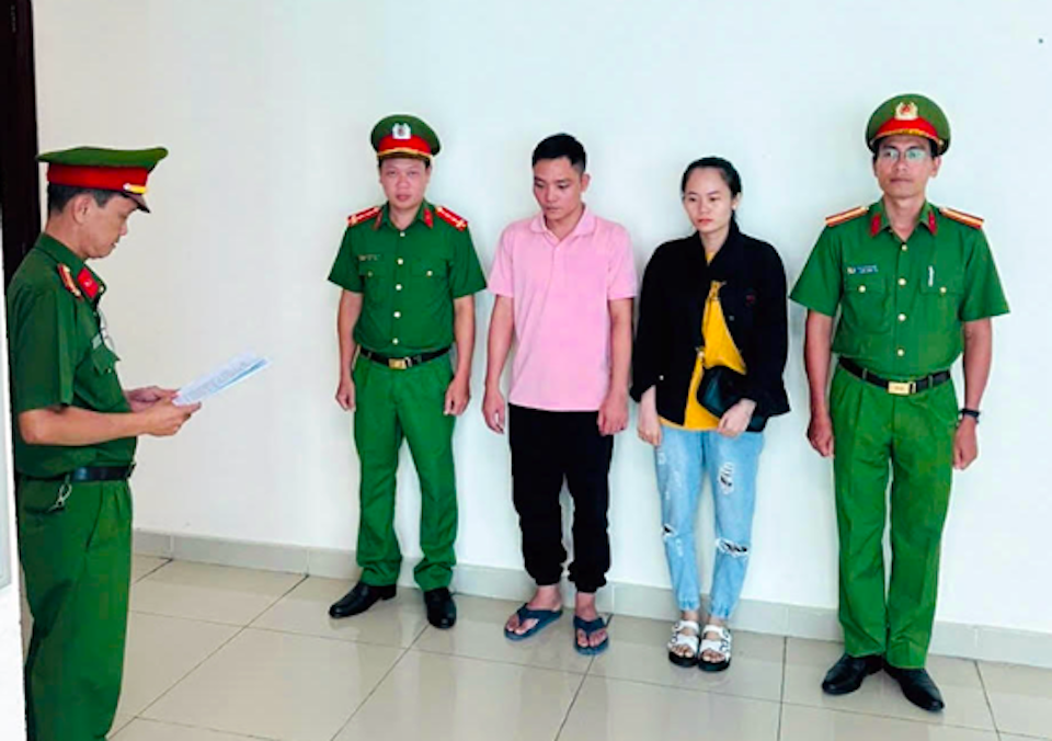 Hai bị can Nguyễn Văn Thiệt (34 tuổi) và Trần Thị Triệu (33 tuổi) tại cơ quan điều tra sau khi bị khởi tố về hành vi sản xuất, buôn bán hàng giả là phân bón. Ảnh: Công an TP Cần Thơ