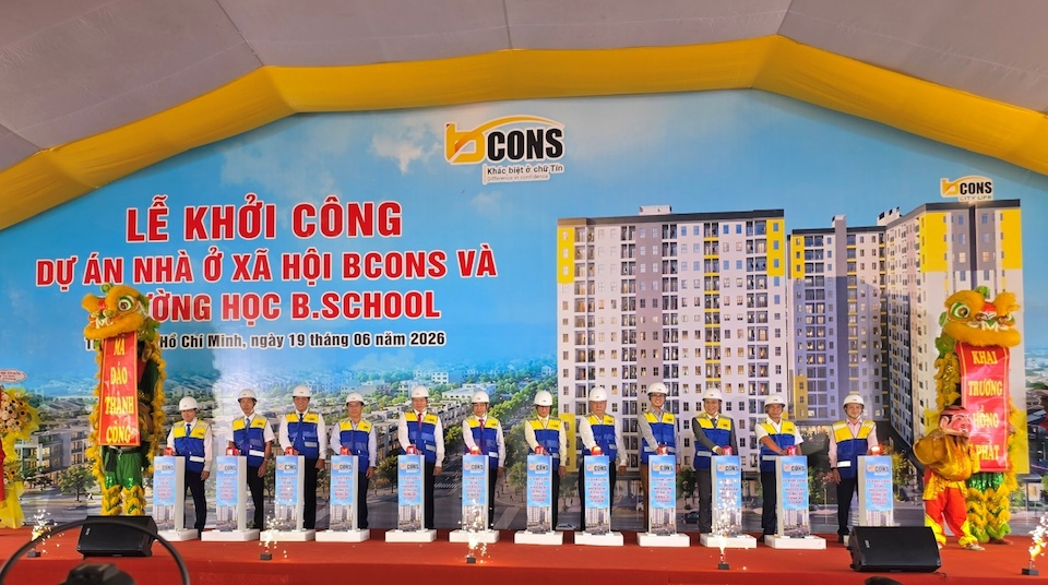 Các đại biểu thực hiện nghi thức khởi công, chính thức đưa dự án Nhà ở xã hội Bcons và trường học B.School vào giai đoạn triển khai. Ảnh: Bcons