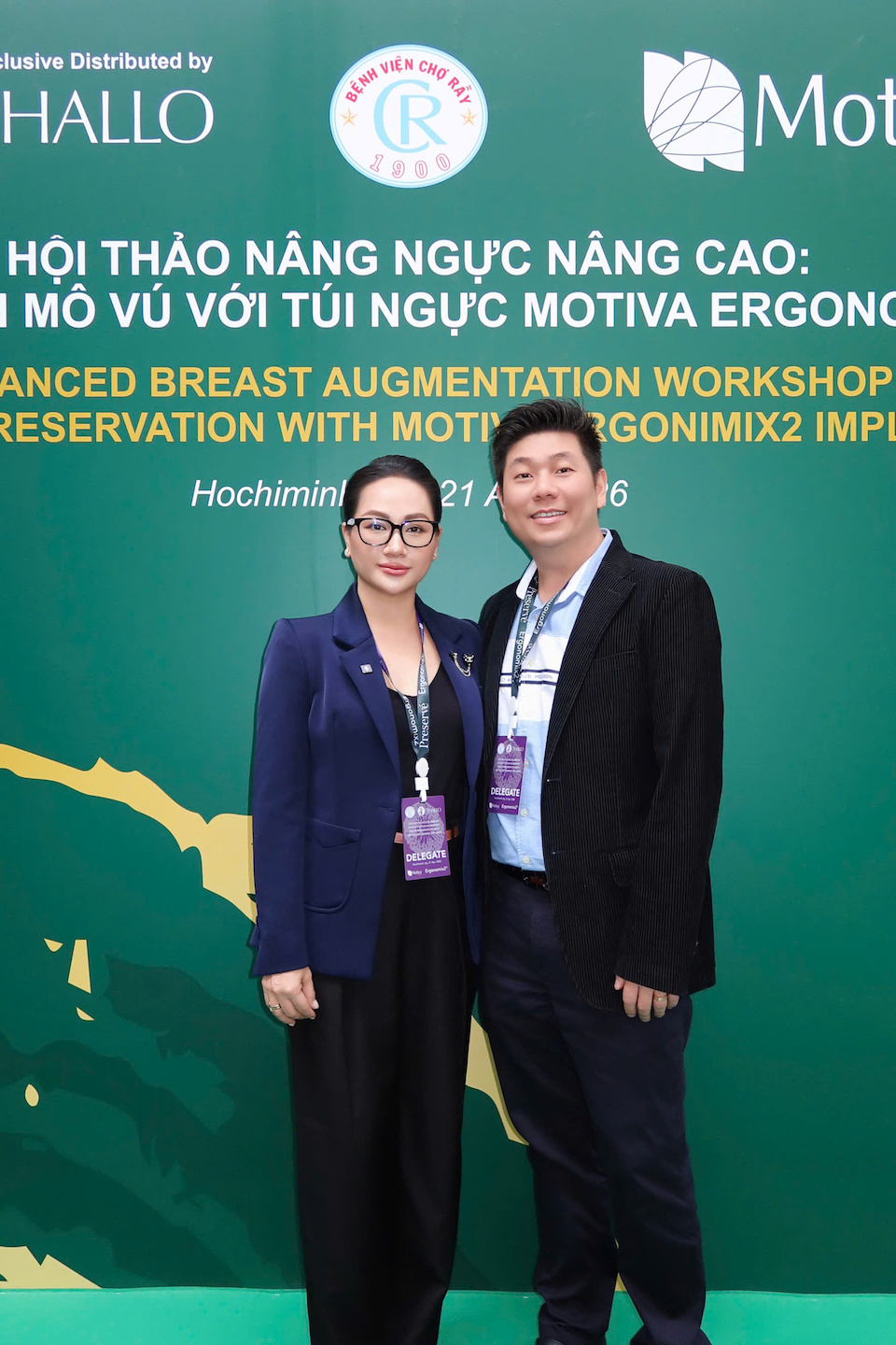 Bác sĩ Annie Nguyễn cùng chồng tại một hội thảo chuyên ngành phẫu thuật thẩm mỹ.