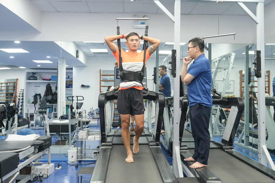 Vận động viên Lâm Quang Nhật bứt phá trên đường đua IRONMAN 70.3 Đà Nẵng 2026, minh chứng cho sự phục hồi thần kỳ sau thoát vị đĩa đệm nhờ phác đồ cá nhân hóa tại ACC. Ảnh: ACC