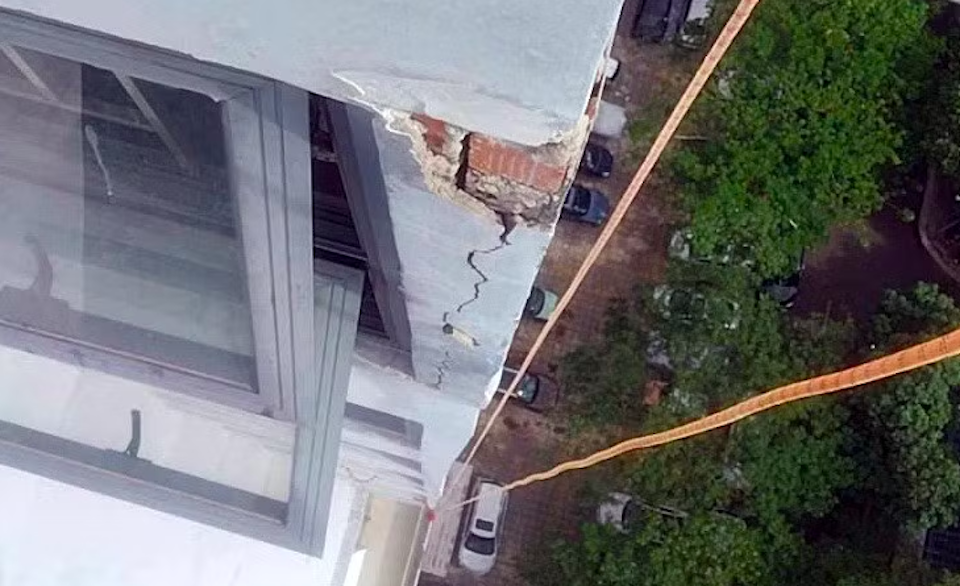 Ngoài các hư hỏng cũ từ năm 2025, tòa nhà hiện phát sinh thêm nhiều vết nứt mới tại các tầng 6, 7, 8, 10 và 16.