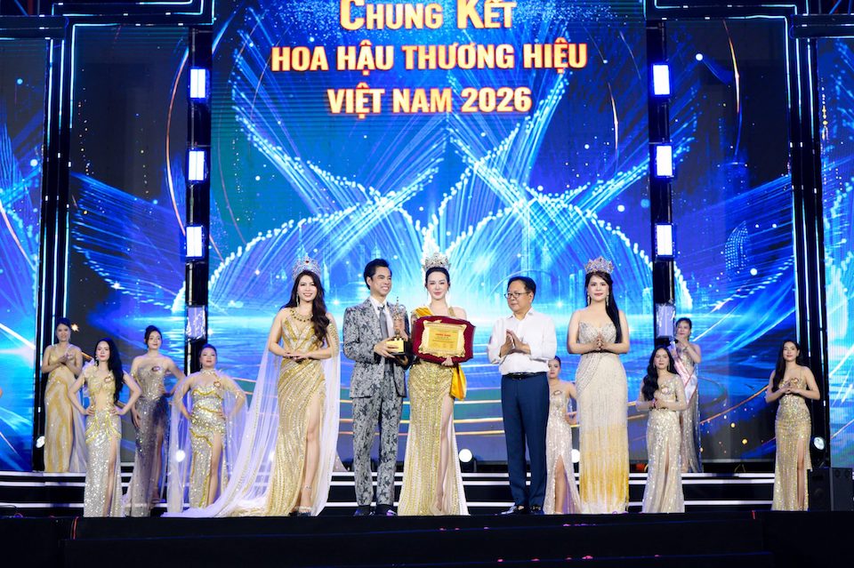 Khoảnh khắc đăng quang đầy xúc động của Tân Hoa hậu Trí tuệ – Hoa hậu Thương hiệu Việt Nam 2026 Trần Thị Ngọc Bích. Ảnh: BTC