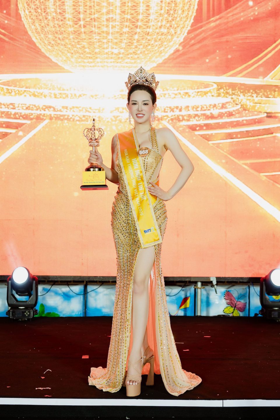Cận cảnh nhan sắc rạng rỡ của Hoa hậu Trí tuệ Trần Thị Ngọc Bích cùng chiếc vương miện đá quý lấp lánh trong Đêm Chung kết. Ảnh: BTC